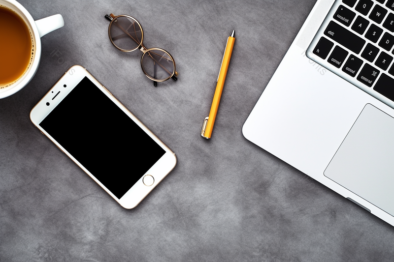 放着办公用品通讯设备眼镜和咖啡的灰色办公桌,高清,摄影图,摄影图片,图片大全,摄影图免费下载